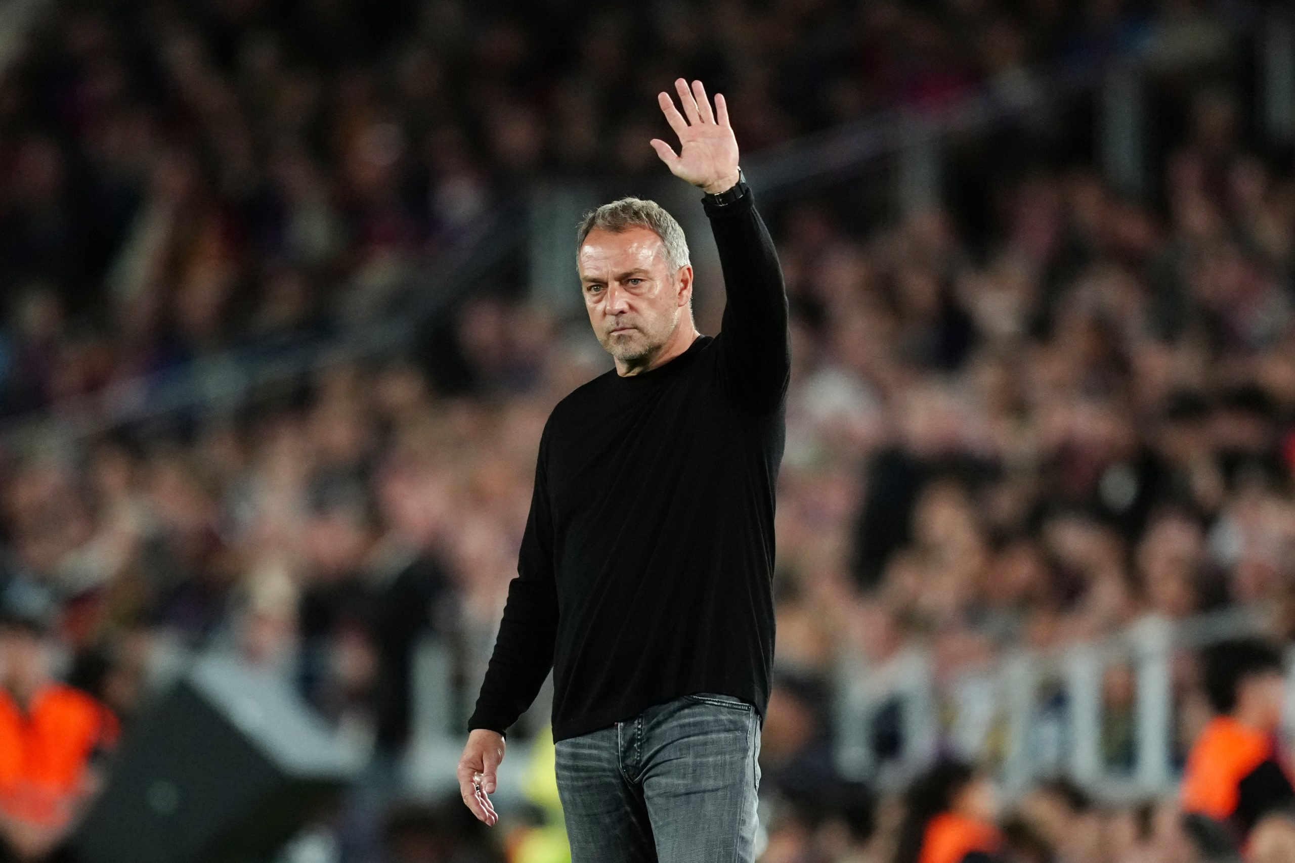 Hansi Flick saluda a la afición del FC Barcelona durante un partido en el Camp Nou.