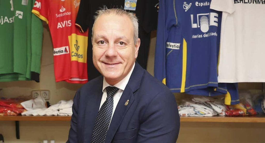 Francisco Blázquez, presidente de la Real Federación Española de Balonmano, posa ante varias camisetas colgadas
