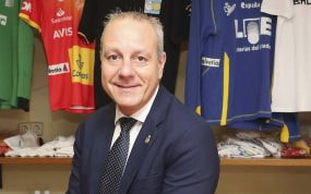 Francisco Blázquez, presidente de la Real Federación Española de Balonmano, posa ante varias camisetas colgadas