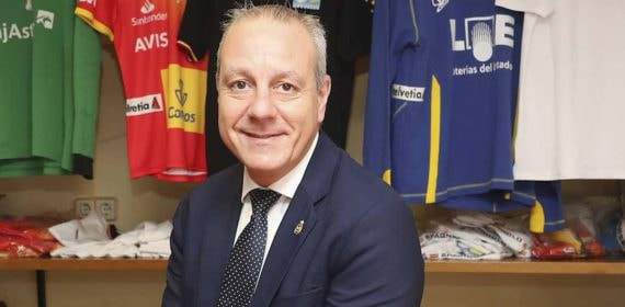 Francisco Blázquez, presidente de la Real Federación Española de Balonmano, posa ante varias camisetas colgadas