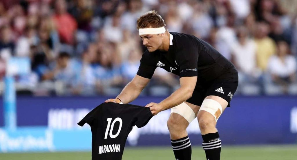 Sam Cane, capitán de los All Blacks, deposita sobre el césped una camiseta negra con el 10 de Maradona