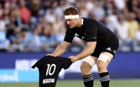 Sam Cane, capitán de los All Blacks, deposita sobre el césped una camiseta negra con el 10 de Maradona
