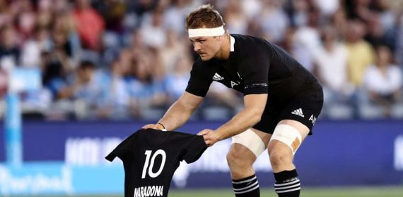Sam Cane, capitán de los All Blacks, deposita sobre el césped una camiseta negra con el 10 de Maradona