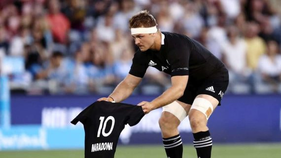 Sam Cane, capitán de los All Blacks, deposita sobre el césped una camiseta negra con el 10 de Maradona