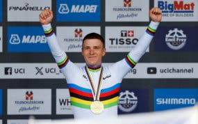Remco Evenepoel levanta los brazos en el podio con el maillot arcoíris y la medalla de oro de campeón del mundo