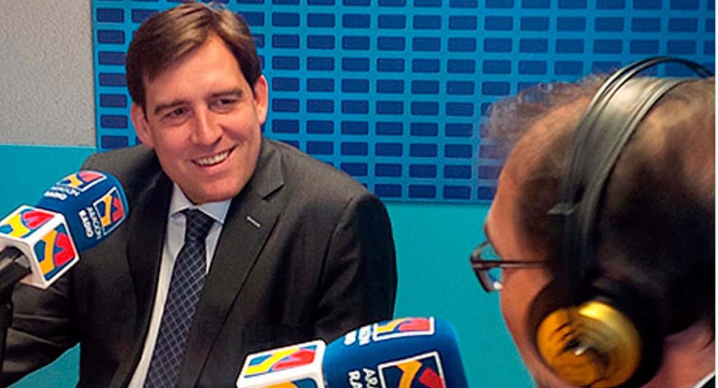 Reynaldo Benito, presidente del Casademont Zaragoza, sonríe durante una entrevista en un estudio de radio