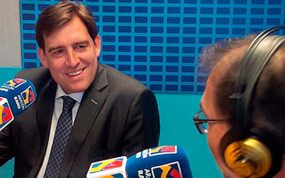 Reynaldo Benito, presidente del Casademont Zaragoza, sonríe durante una entrevista en un estudio de radio
