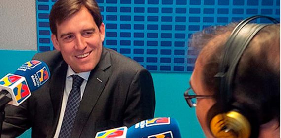 Reynaldo Benito, presidente del Casademont Zaragoza, sonríe durante una entrevista en un estudio de radio