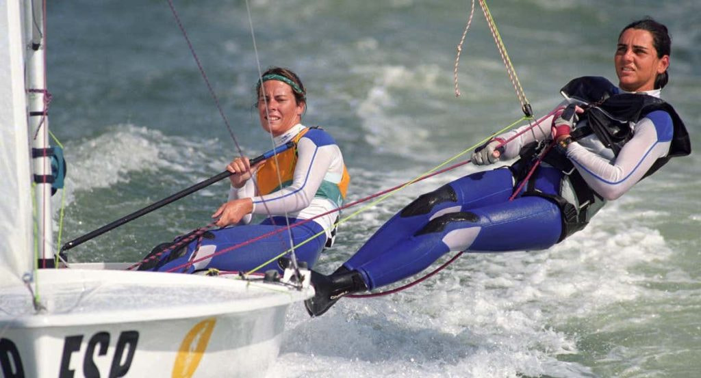 Theresa Zabell y su tripulante navegan escoradas sobre el agua en su velero de la clase 470 con bandera española