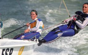Theresa Zabell y su tripulante navegan escoradas sobre el agua en su velero de la clase 470 con bandera española