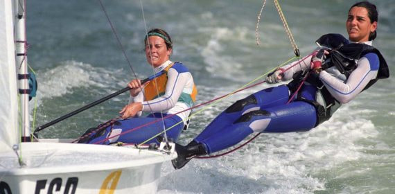 Theresa Zabell y su tripulante navegan escoradas sobre el agua en su velero de la clase 470 con bandera española