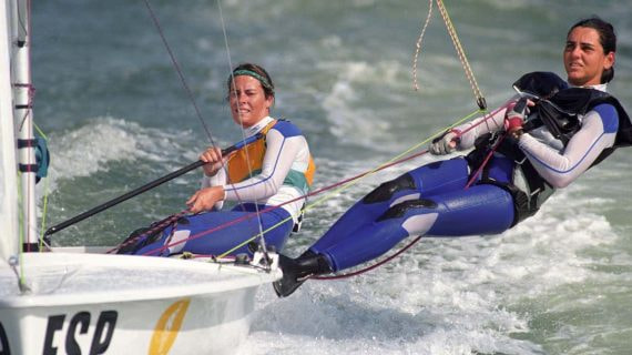 Theresa Zabell y su tripulante navegan escoradas sobre el agua en su velero de la clase 470 con bandera española