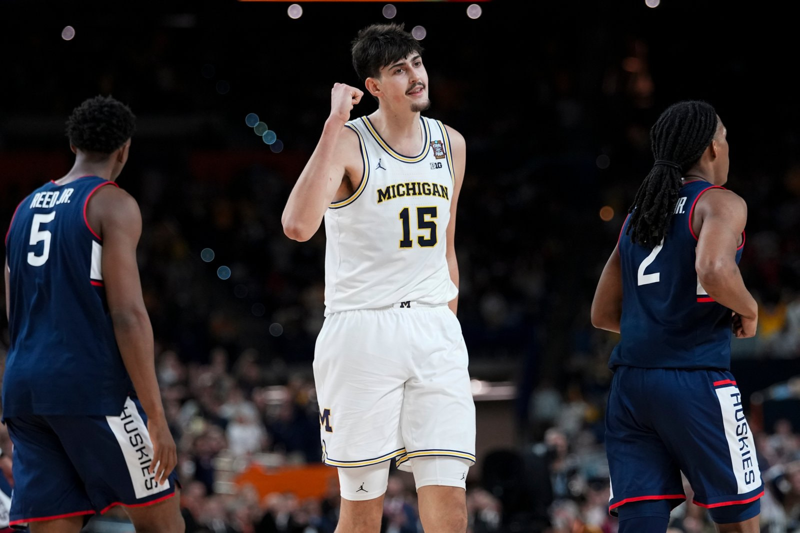 Aday Mara celebra una canasta con Michigan ante UConn en el torneo de la NCAA
