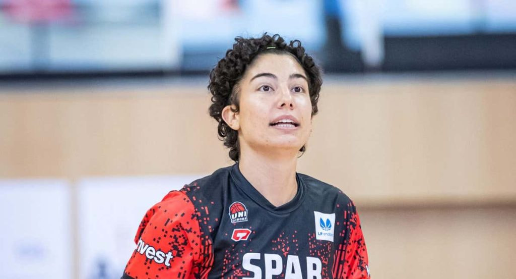 Ainhoa López, con la camiseta roja y negra del Spar Girona, durante un entrenamiento
