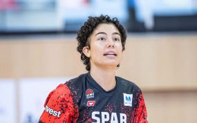 Ainhoa López, con la camiseta roja y negra del Spar Girona, durante un entrenamiento