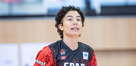 Ainhoa López, con la camiseta roja y negra del Spar Girona, durante un entrenamiento