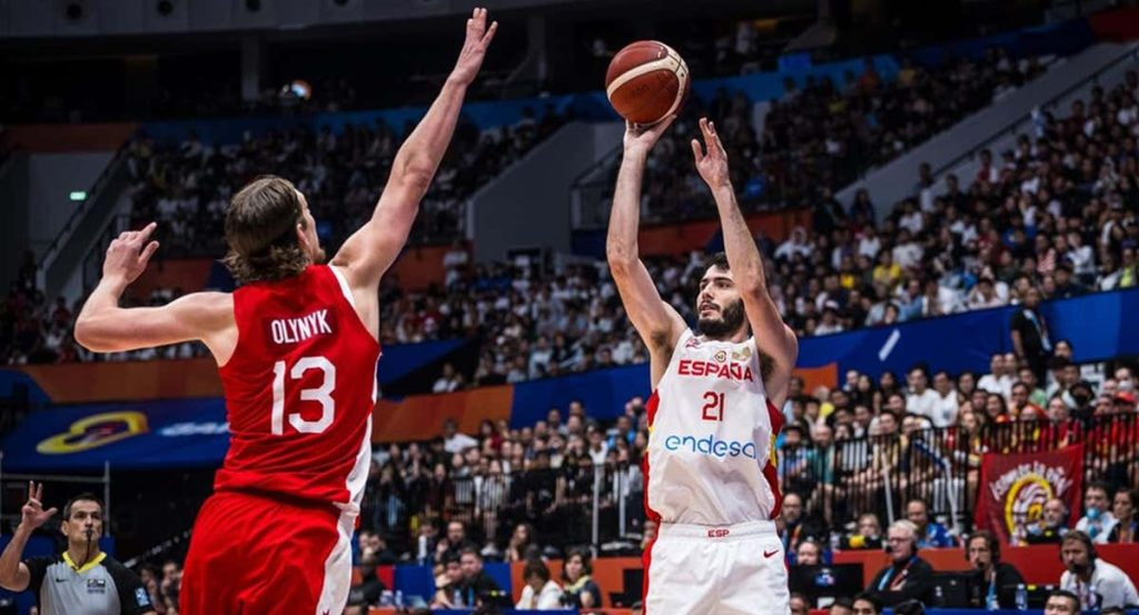 Álex Abrines, con el 21 de España, lanza a canasta ante el canadiense Kelly Olynyk