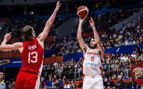 Álex Abrines, con el 21 de España, lanza a canasta ante el canadiense Kelly Olynyk