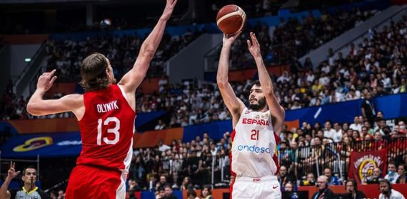 Álex Abrines, con el 21 de España, lanza a canasta ante el canadiense Kelly Olynyk