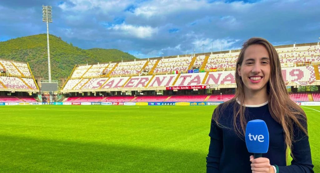 Alicia Arévalo posa con el micrófono de TVE en el césped del estadio Arechi de la Salernitana