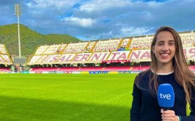 Alicia Arévalo posa con el micrófono de TVE en el césped del estadio Arechi de la Salernitana