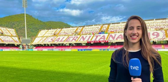 Alicia Arévalo posa con el micrófono de TVE en el césped del estadio Arechi de la Salernitana