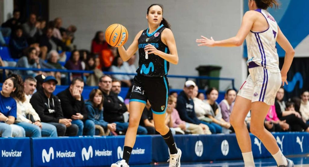 Ángela Salvadores sube el balón con la camiseta turquesa del Movistar Estudiantes