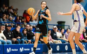 Ángela Salvadores sube el balón con la camiseta turquesa del Movistar Estudiantes