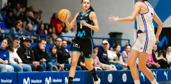 Ángela Salvadores sube el balón con la camiseta turquesa del Movistar Estudiantes