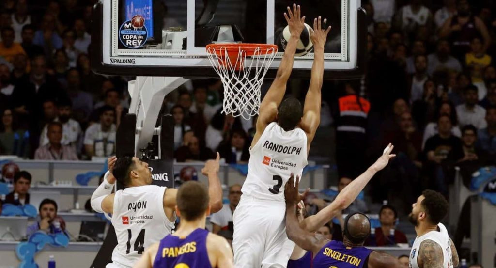 Anthony Randolph, del Real Madrid, remata sobre el aro en un partido de la Copa del Rey de baloncesto