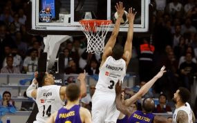 Anthony Randolph, del Real Madrid, remata sobre el aro en un partido de la Copa del Rey de baloncesto