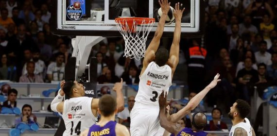 Anthony Randolph, del Real Madrid, remata sobre el aro en un partido de la Copa del Rey de baloncesto