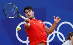 Carlos Alcaraz golpea una derecha sobre tierra batida con la camiseta roja de España en los Juegos Olímpicos de París