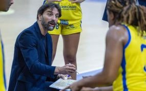 César Aneas da instrucciones con la pizarra a las jugadoras del Spar Gran Canaria durante un tiempo muerto