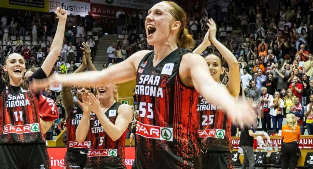 Chloe Bibby, con el 55 del Spar Girona, celebra eufórica una victoria junto a sus compañeras