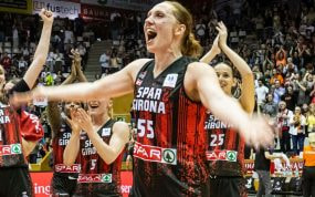 Chloe Bibby, con el 55 del Spar Girona, celebra eufórica una victoria junto a sus compañeras