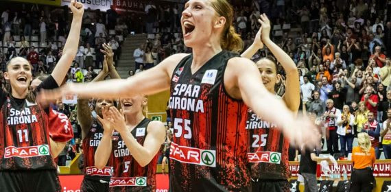 Chloe Bibby, con el 55 del Spar Girona, celebra eufórica una victoria junto a sus compañeras