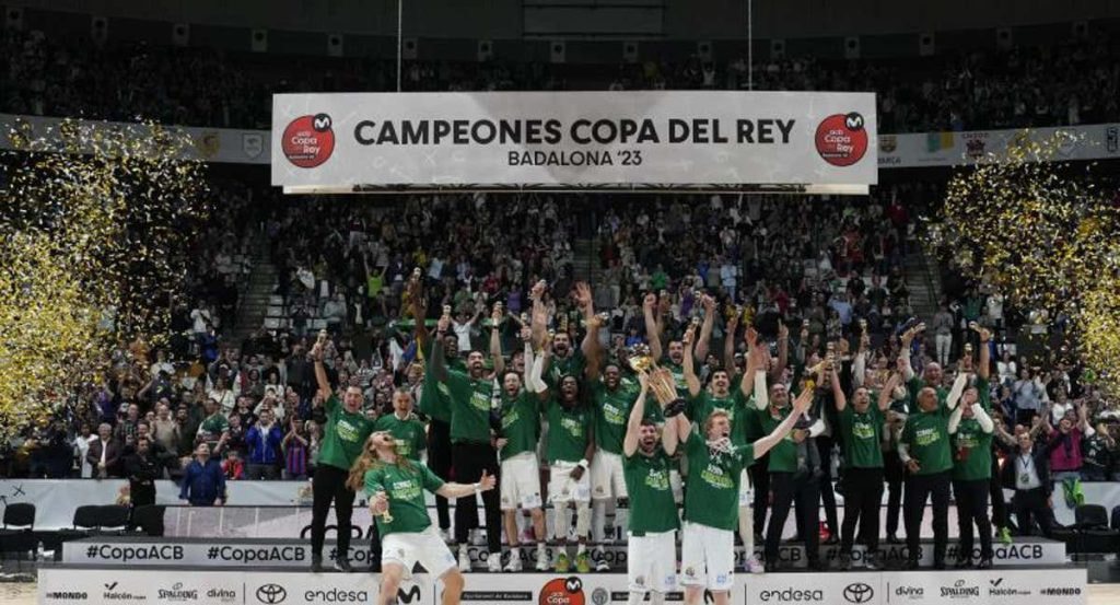 Los jugadores del Unicaja celebran el título bajo el cartel de campeones de la Copa del Rey 2023 en Badalona