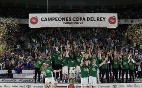Los jugadores del Unicaja celebran el título bajo el cartel de campeones de la Copa del Rey 2023 en Badalona