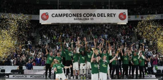 Los jugadores del Unicaja celebran el título bajo el cartel de campeones de la Copa del Rey 2023 en Badalona