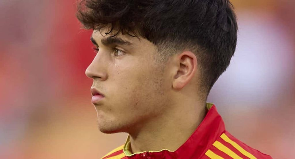 Primer plano de perfil de Pau Cubarsí con la camiseta roja de la selección española