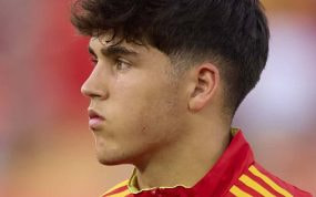 Primer plano de perfil de Pau Cubarsí con la camiseta roja de la selección española