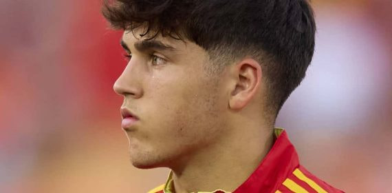 Primer plano de perfil de Pau Cubarsí con la camiseta roja de la selección española