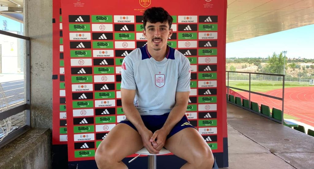 Diego López, sentado ante un photocall de la selección española junto a la pista de atletismo