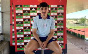 Diego López, sentado ante un photocall de la selección española junto a la pista de atletismo