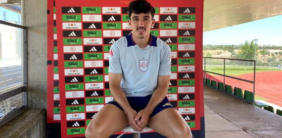 Diego López, sentado ante un photocall de la selección española junto a la pista de atletismo