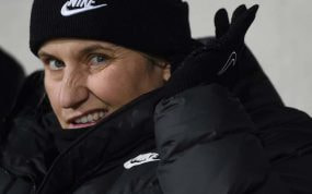 Emma Hayes, abrigada con gorro y plumífero negros, gesticula en la banda