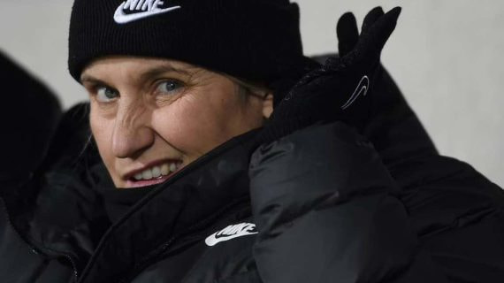 Emma Hayes, abrigada con gorro y plumífero negros, gesticula en la banda