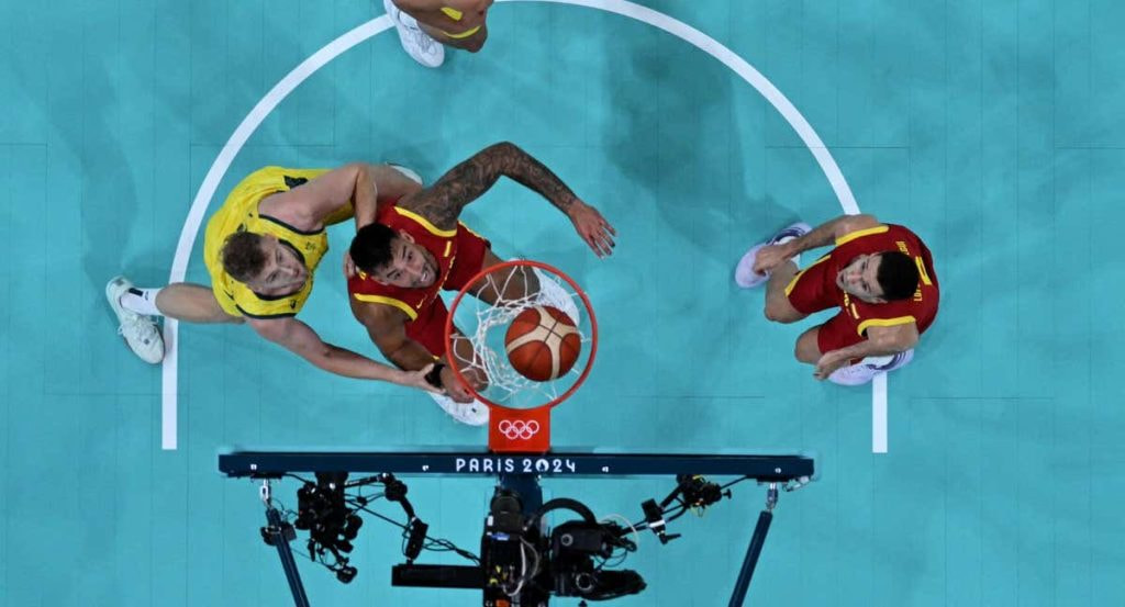 Vista cenital de una acción bajo el aro entre España y Australia en el torneo de baloncesto de París 2024