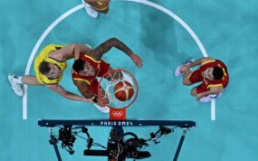 Vista cenital de una acción bajo el aro entre España y Australia en el torneo de baloncesto de París 2024